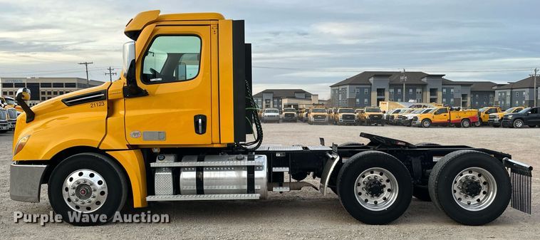 image for item ER4867 2021 Freightliner Cascadia 126 semi truck