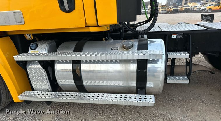 image for item ER4867 2021 Freightliner Cascadia 126 semi truck