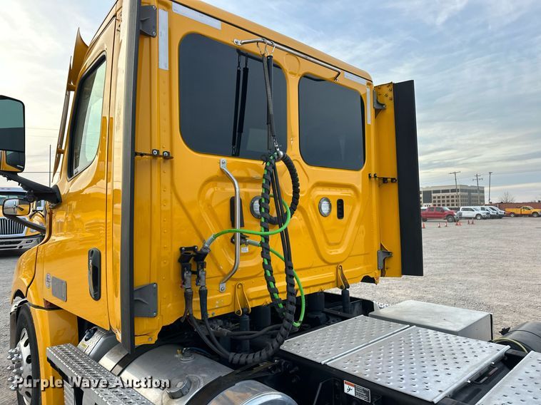 image for item ER4867 2021 Freightliner Cascadia 126 semi truck