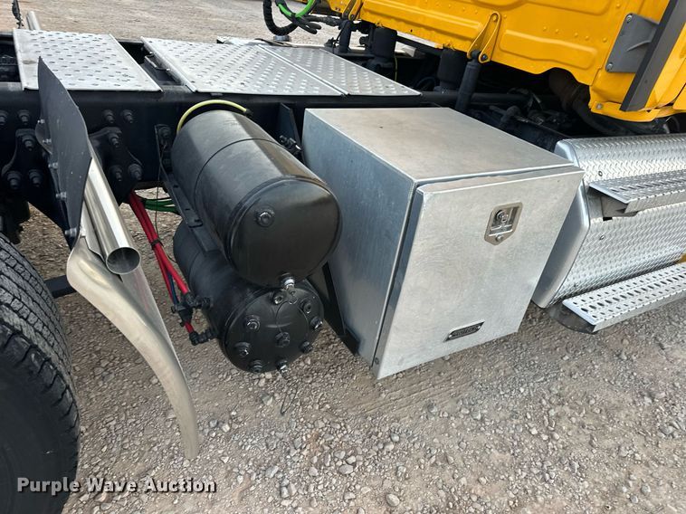 image for item ER4867 2021 Freightliner Cascadia 126 semi truck