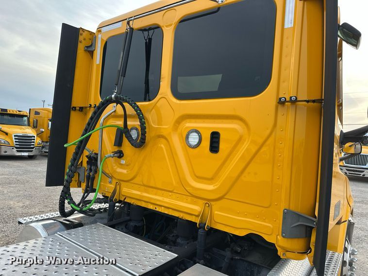 image for item ER4867 2021 Freightliner Cascadia 126 semi truck