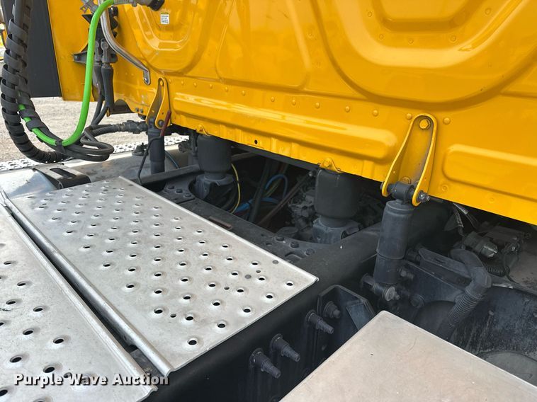 image for item ER4867 2021 Freightliner Cascadia 126 semi truck