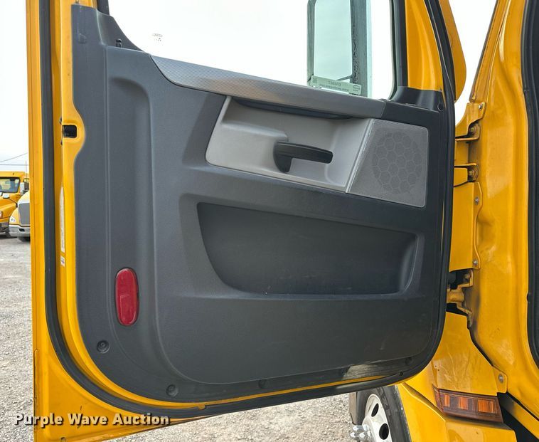 image for item ER4867 2021 Freightliner Cascadia 126 semi truck