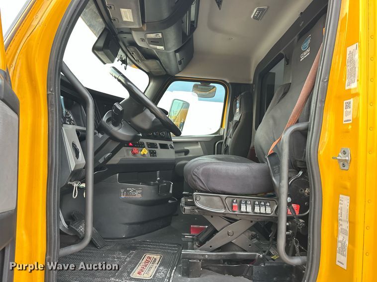 image for item ER4867 2021 Freightliner Cascadia 126 semi truck