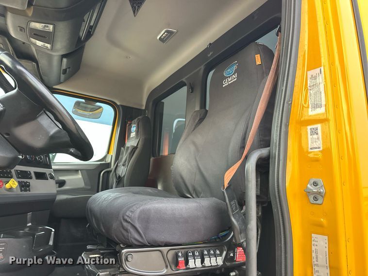 image for item ER4867 2021 Freightliner Cascadia 126 semi truck