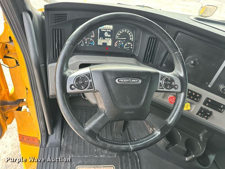 image for item ER4867 2021 Freightliner Cascadia 126 semi truck