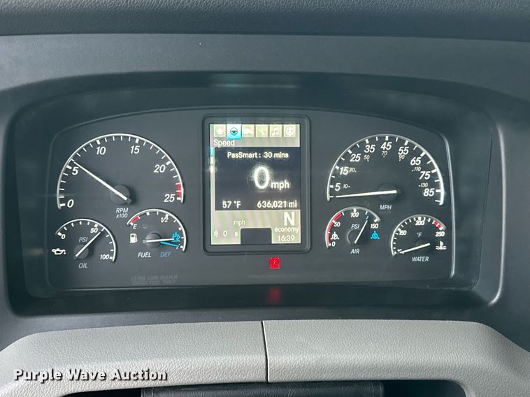 image for item ER4867 2021 Freightliner Cascadia 126 semi truck