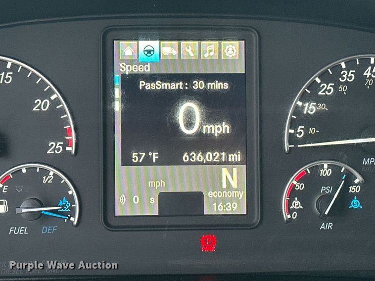 image for item ER4867 2021 Freightliner Cascadia 126 semi truck