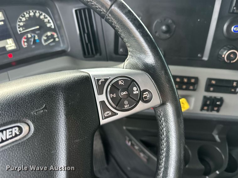 image for item ER4867 2021 Freightliner Cascadia 126 semi truck