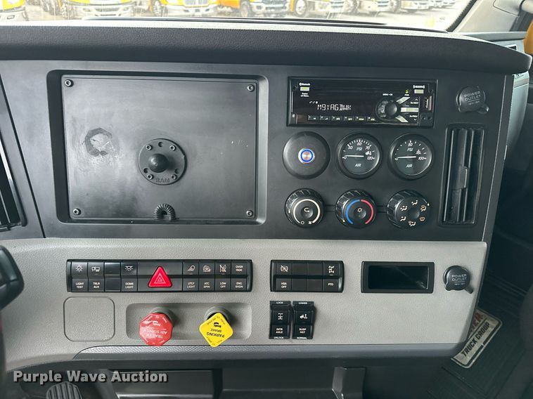 image for item ER4867 2021 Freightliner Cascadia 126 semi truck