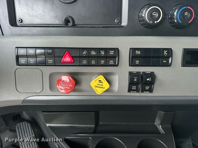 image for item ER4867 2021 Freightliner Cascadia 126 semi truck