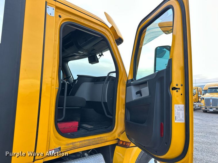 image for item ER4867 2021 Freightliner Cascadia 126 semi truck