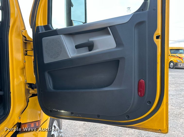 image for item ER4867 2021 Freightliner Cascadia 126 semi truck