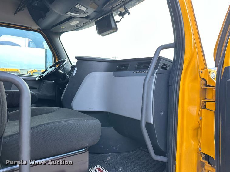 image for item ER4867 2021 Freightliner Cascadia 126 semi truck