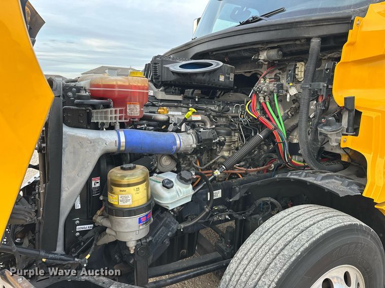 image for item ER4867 2021 Freightliner Cascadia 126 semi truck