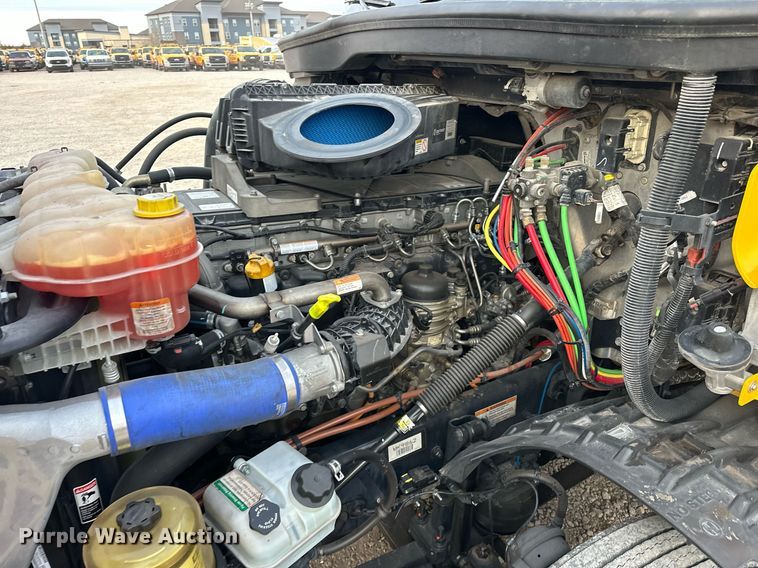 image for item ER4867 2021 Freightliner Cascadia 126 semi truck