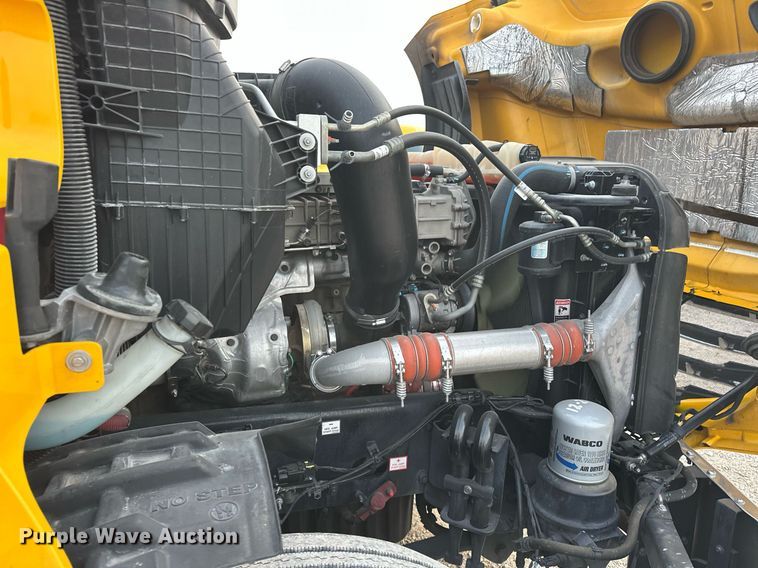 image for item ER4867 2021 Freightliner Cascadia 126 semi truck