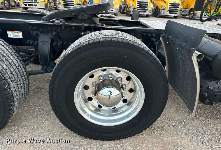 image for item ER4867 2021 Freightliner Cascadia 126 semi truck