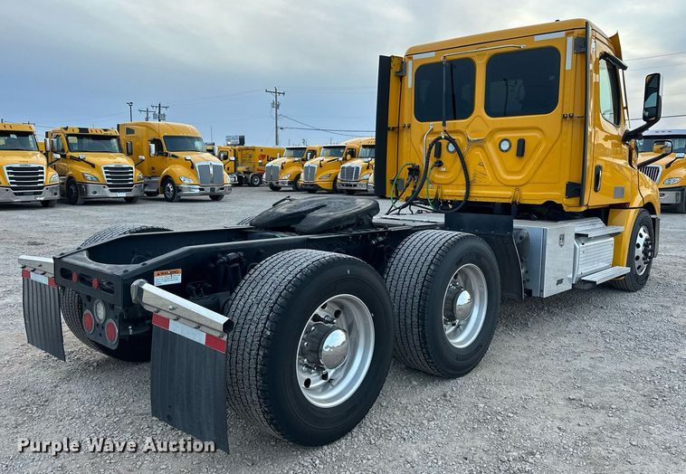 image for item ER4868 2021 Freightliner Cascadia 126 semi truck