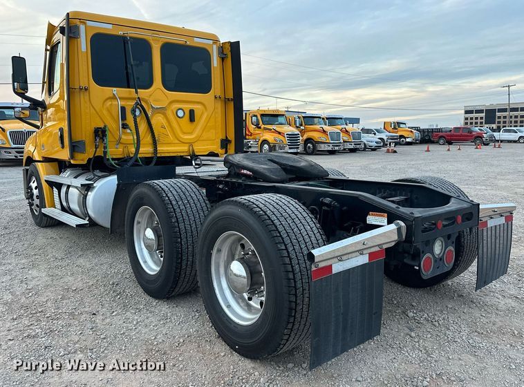 image for item ER4868 2021 Freightliner Cascadia 126 semi truck