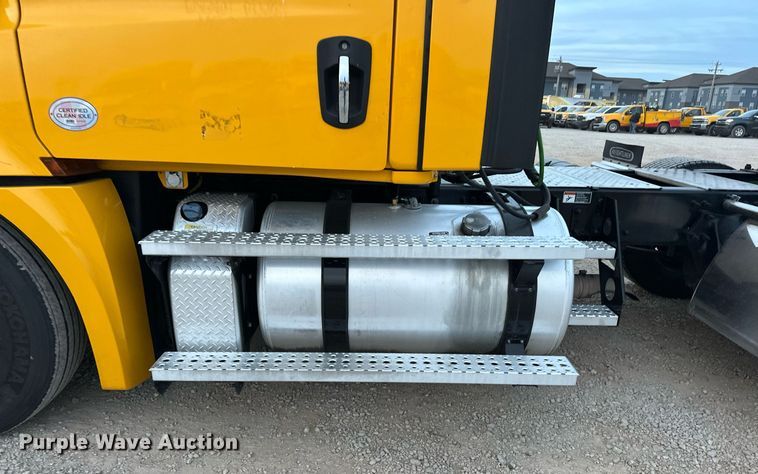 image for item ER4868 2021 Freightliner Cascadia 126 semi truck