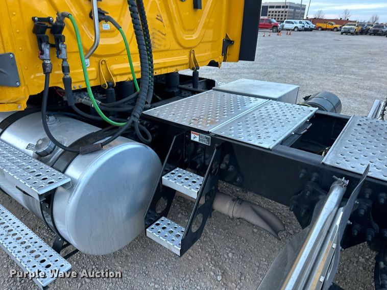 image for item ER4868 2021 Freightliner Cascadia 126 semi truck