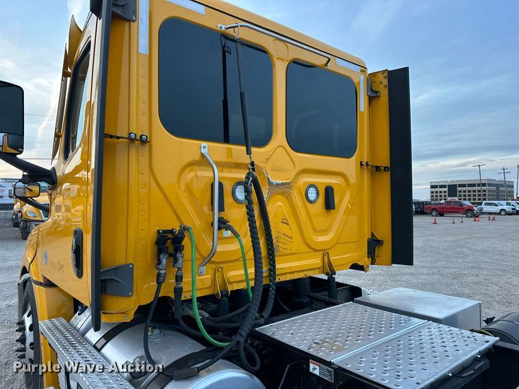 image for item ER4868 2021 Freightliner Cascadia 126 semi truck