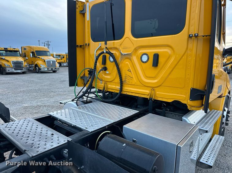 image for item ER4868 2021 Freightliner Cascadia 126 semi truck