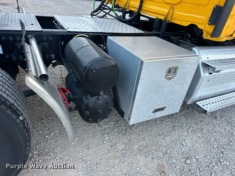 image for item ER4868 2021 Freightliner Cascadia 126 semi truck