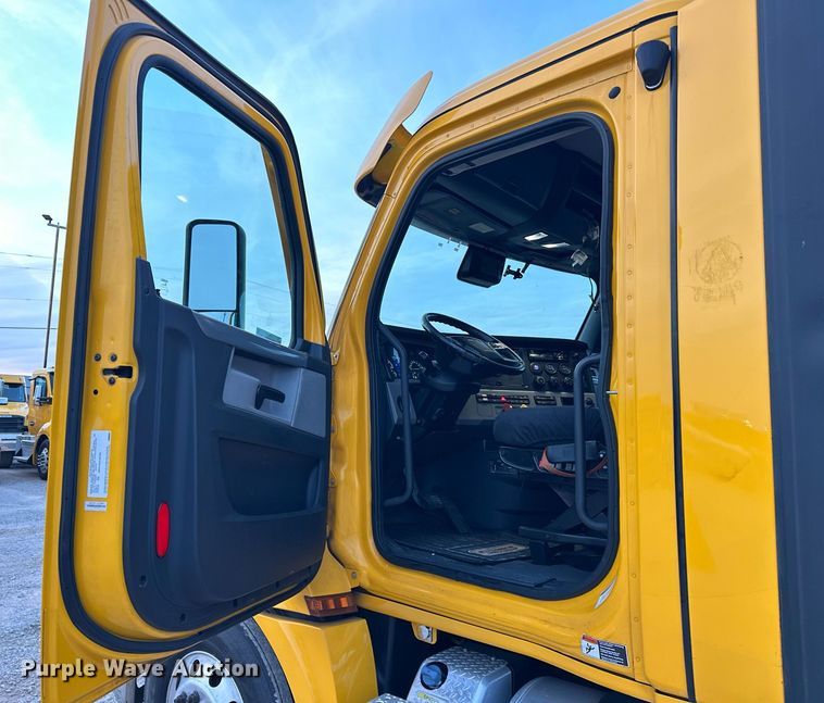 image for item ER4868 2021 Freightliner Cascadia 126 semi truck