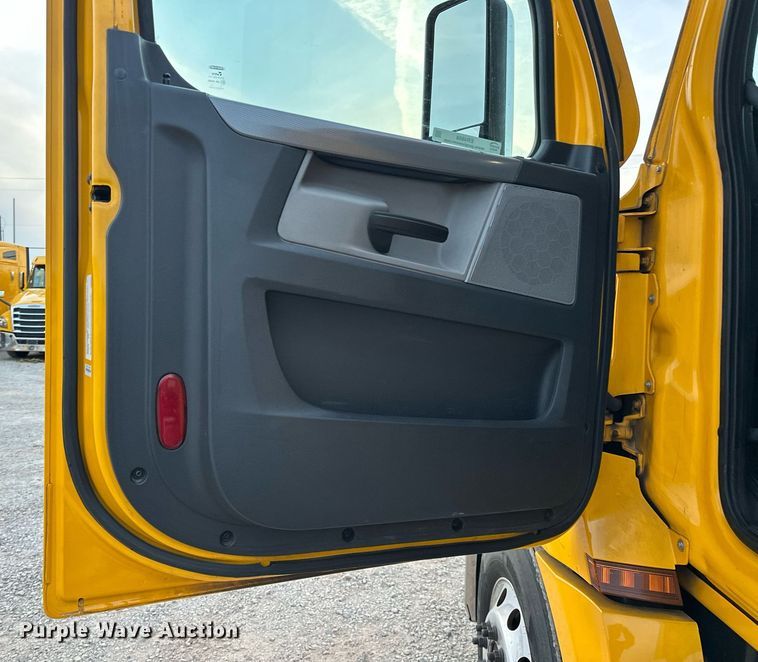 image for item ER4868 2021 Freightliner Cascadia 126 semi truck