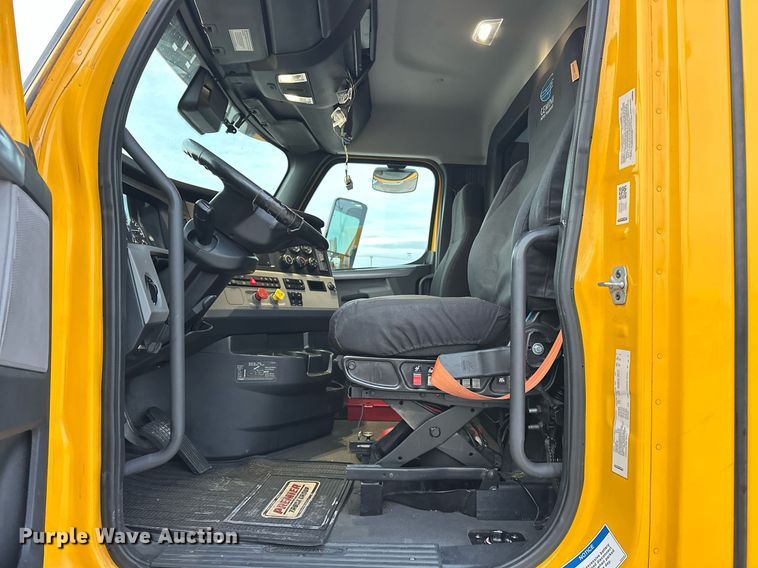 image for item ER4868 2021 Freightliner Cascadia 126 semi truck