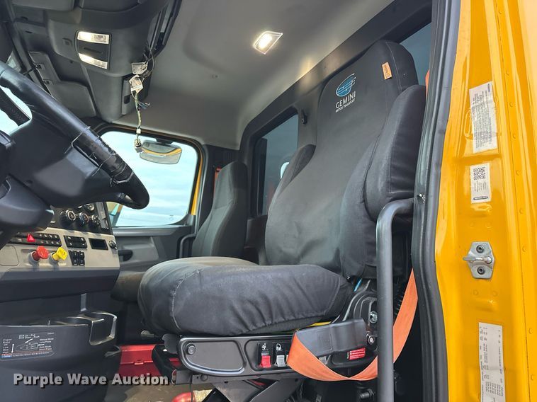 image for item ER4868 2021 Freightliner Cascadia 126 semi truck