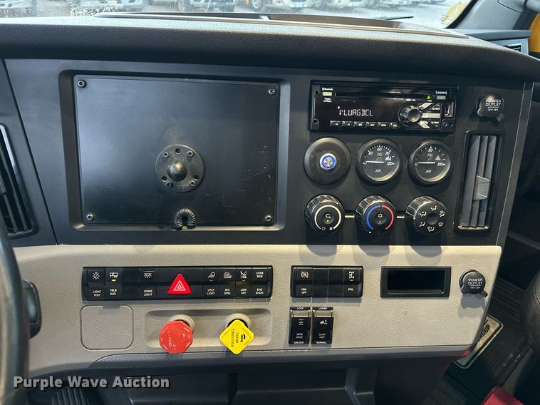 image for item ER4868 2021 Freightliner Cascadia 126 semi truck