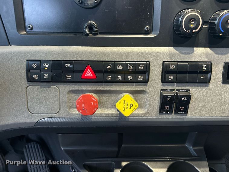 image for item ER4868 2021 Freightliner Cascadia 126 semi truck