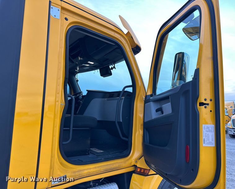 image for item ER4868 2021 Freightliner Cascadia 126 semi truck