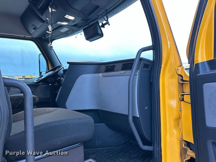 image for item ER4868 2021 Freightliner Cascadia 126 semi truck