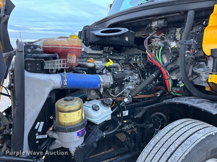 image for item ER4868 2021 Freightliner Cascadia 126 semi truck