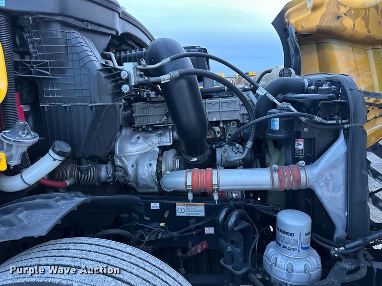 image for item ER4868 2021 Freightliner Cascadia 126 semi truck