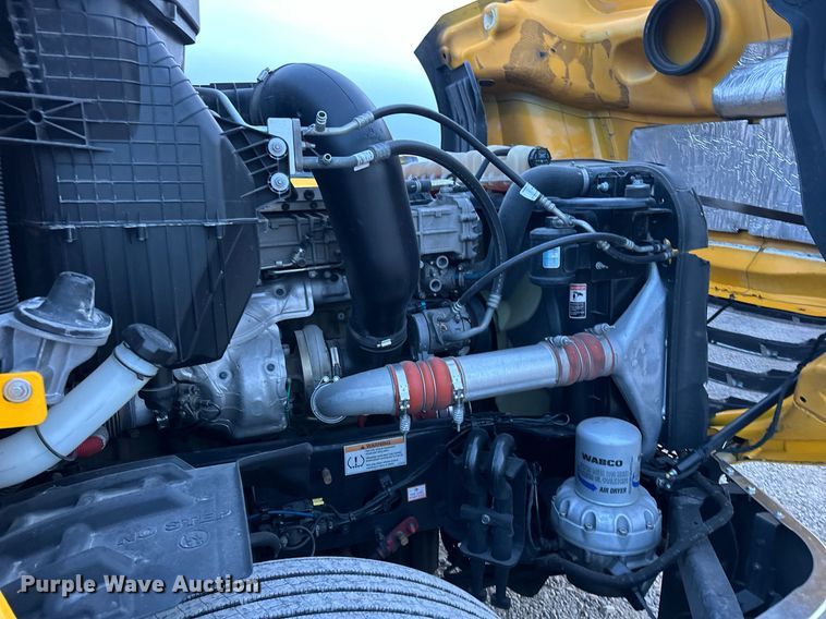 image for item ER4868 2021 Freightliner Cascadia 126 semi truck