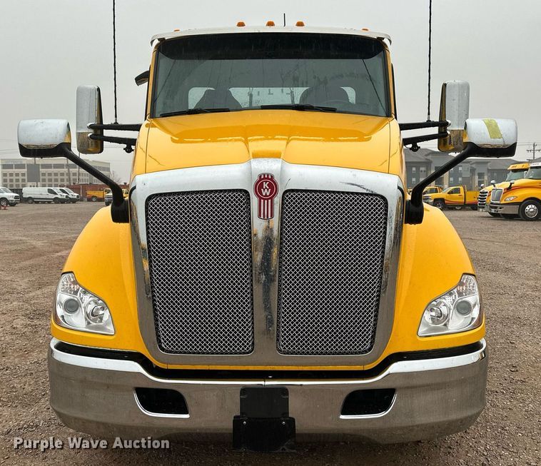 image for item ER4869 2022 Kenworth T680 semi truck