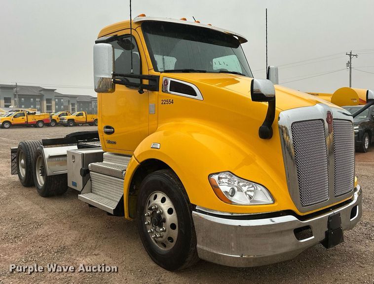 image for item ER4869 2022 Kenworth T680 semi truck