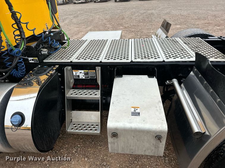 image for item ER4869 2022 Kenworth T680 semi truck