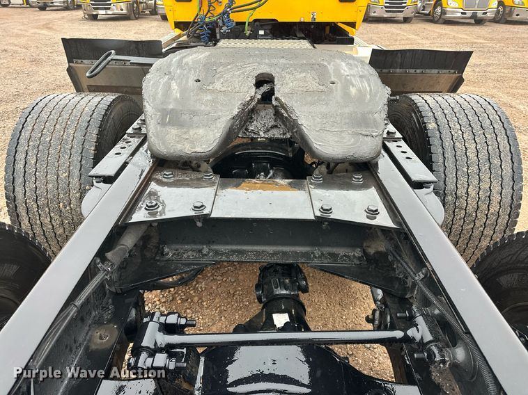 image for item ER4869 2022 Kenworth T680 semi truck