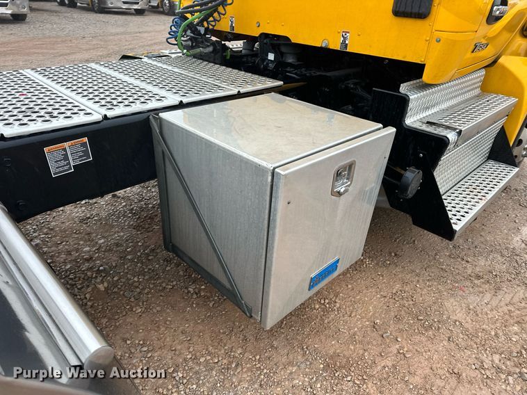 image for item ER4869 2022 Kenworth T680 semi truck