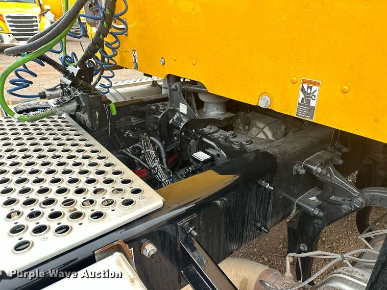 image for item ER4869 2022 Kenworth T680 semi truck