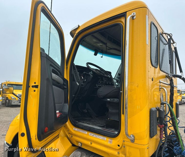 image for item ER4869 2022 Kenworth T680 semi truck