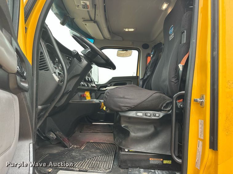 image for item ER4869 2022 Kenworth T680 semi truck