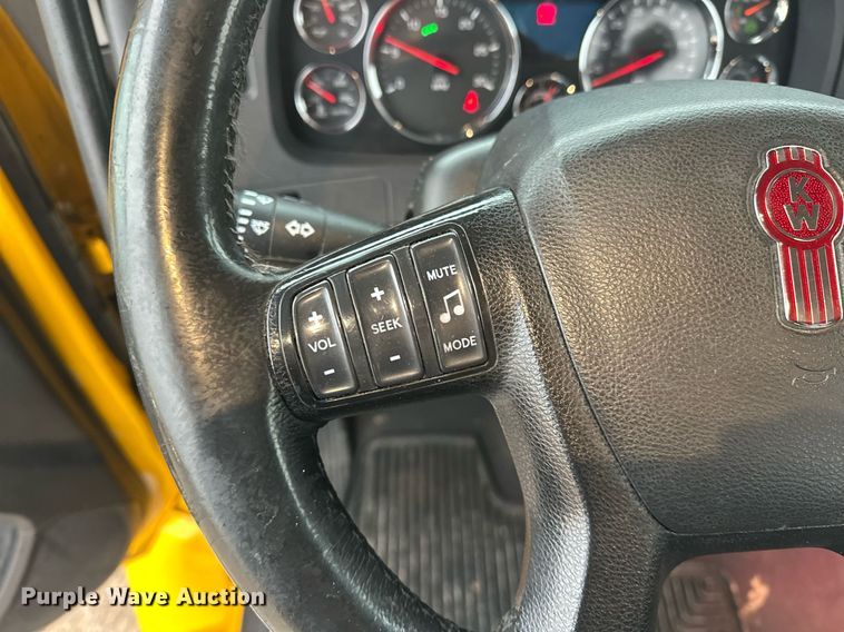 image for item ER4869 2022 Kenworth T680 semi truck