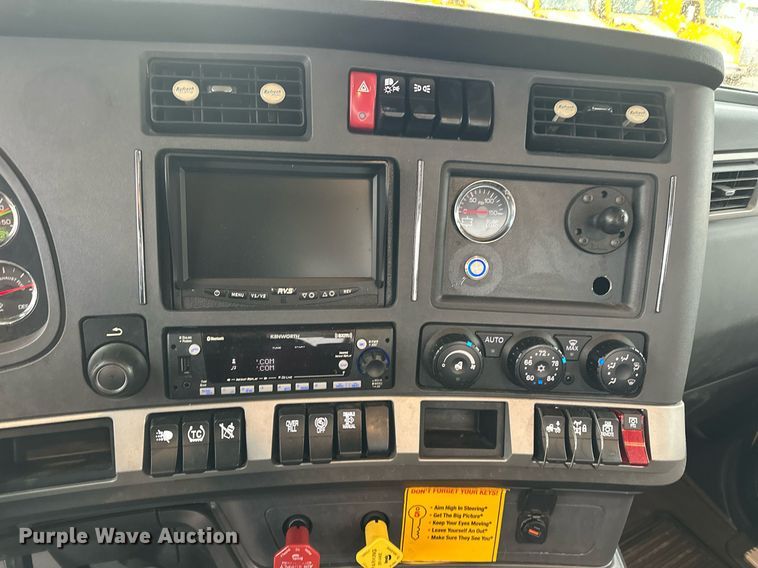 image for item ER4869 2022 Kenworth T680 semi truck